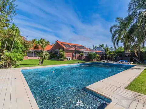 Casa en venta en Carrasco con piscina y gran fondo