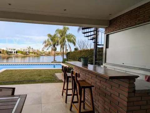Casa en Venta con 5 cocheras