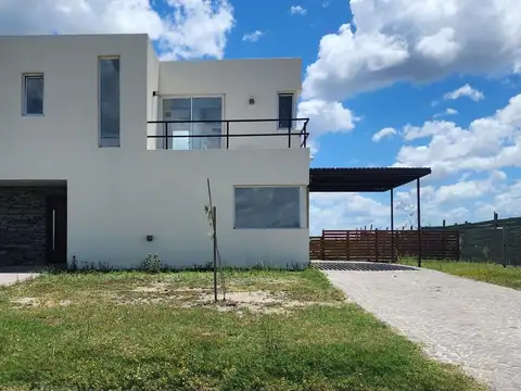 CASA | 180 M2 | 3 DORM | 3 BAÑOS | GARAGE | JARDIN | PILETA