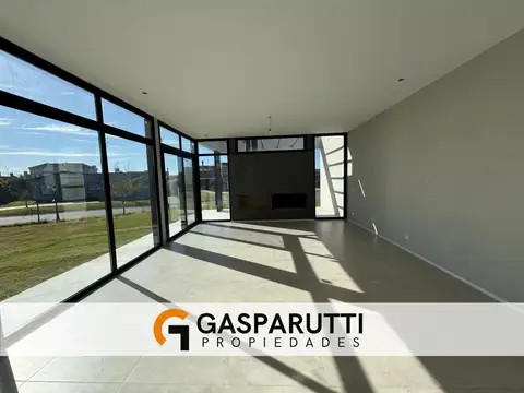 Casa en Venta con 4 cocheras