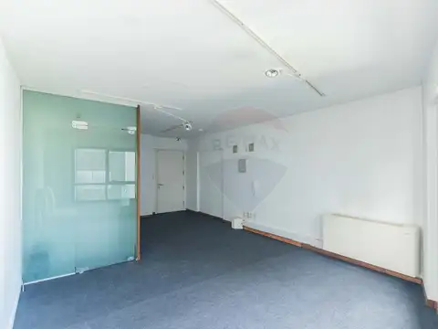 VENTA OFICINA con baño en Plaza Independencia