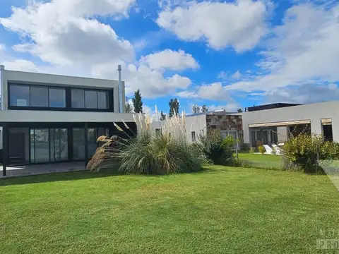 Casa en Venta con 3 cocheras