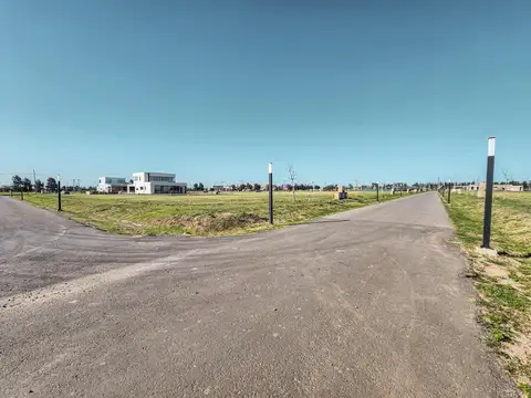 Terreno en Barrio Cerrado con frente Sur y acceso al Jockey