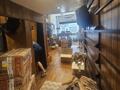 Local Urquiza  al 1700, moderno local comercial 60 m2, 1 baño, 2 probadores