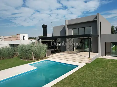 Casa 5 ambientes con 4 baños