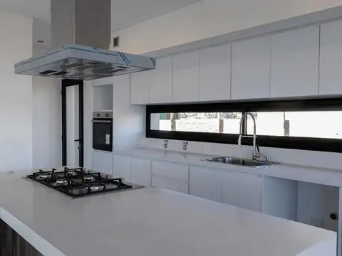 Casa 5 ambientes con 4 baños