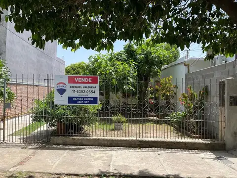 Casa 3 ambientes con jardín