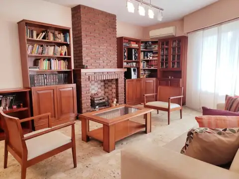 Casa en Venta con 3 cocheras