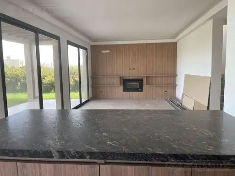 Casa 5 ambientes con 3 baños