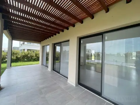 Casa en Venta sobre Lote interno El Naudir con pileta PG