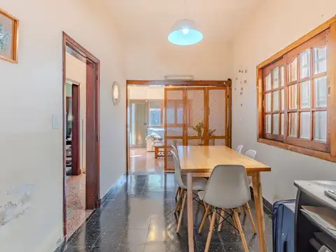 Casa 4 ambientes con 2 baños