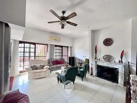 Gran chalet en Venta de 8 amb. Galería. Patio con parrilla. Oficinas ind. Centro Zárate