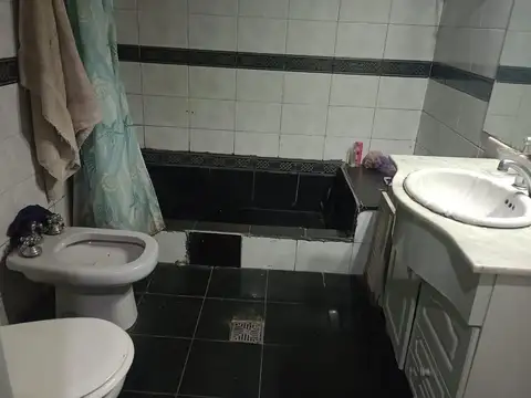 CASA CON LOCAL SOBRE LOTE DE 8.66 X 18.82