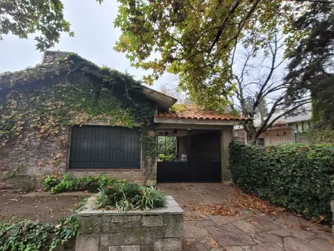 Casa de 4 dormitorios + Departamento aparte , cochera, parque,y pileta