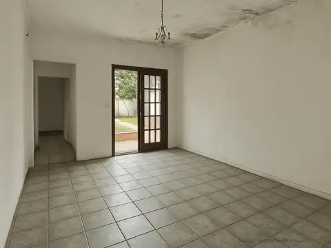 Casa en venta en Liniers | 5 ambientes en dos plantas, lote 8,43x23,6 | Ideal refacción 2 familias