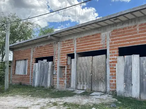 CASA EN CONSTRUCCIÓN CON 3 LOCALES EN LOTE PROPIO