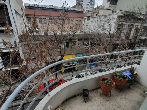 SEMIPISO 3 AMBIENTES AL FRENTE CON BALCON - BAJAS EXPENSAS - A METROS DE AV. RIVADAVIA