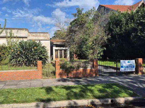 SE VENDE CASA SOBRE DOS LOTES PARA MODERNIZAR 620M2