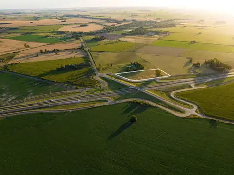 Lote 27.000 m2 equina Autopista y acceso Duggan