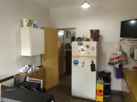 Casa 6 ambientes con 2 baños