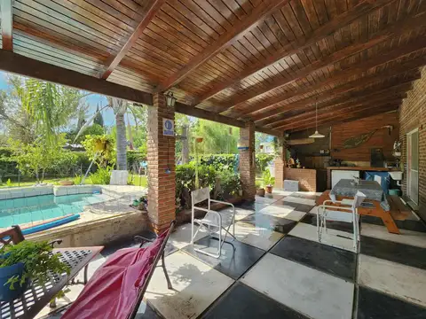 Casa 8 ambientes con 3 baños