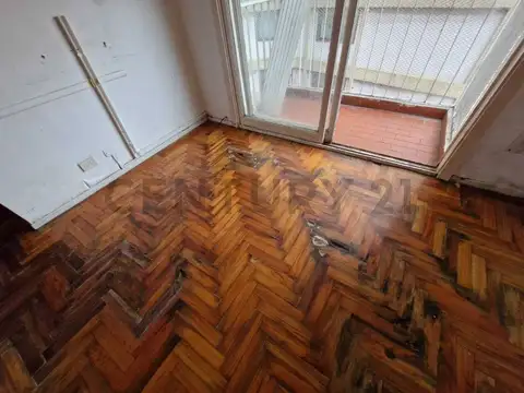 EN VENTA. DOS AMBIENTES CON BALCÓN A REFACCIONAR - PRIMERA JUNTA - CABALLITO