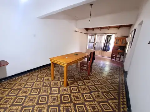 CASA EN VENTA 2 DORMITORIOS CON COCHERA Y JARDIN