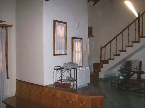 Casa 8 ambientes con 3 baños