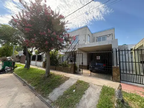 https: www.vaslet.ar/propiedades/casa-con-jardin-en-la-flor