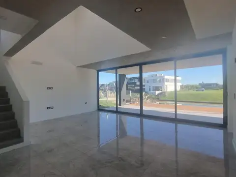 Casa 5 ambientes con 3 baños