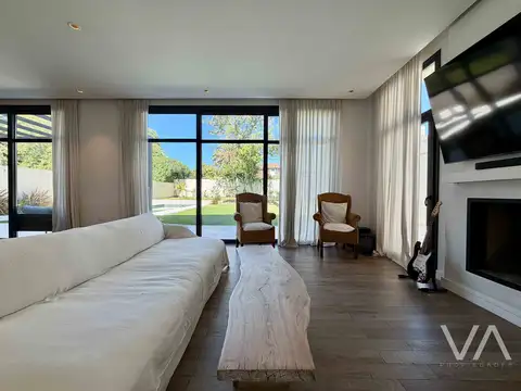 Casa en Venta con 2 cocheras