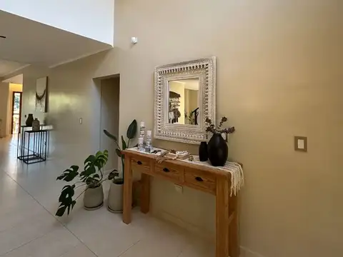 Casa 4 ambientes con 5 baños