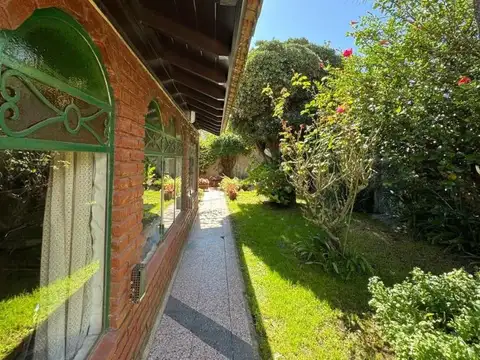 Chalet 5 Amb. Quincho, Garaje y Jardin - La Perla