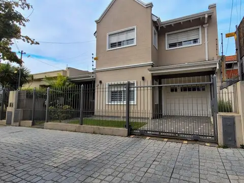 VENTA CASA DE 5 AMBIENTES EN WILDE