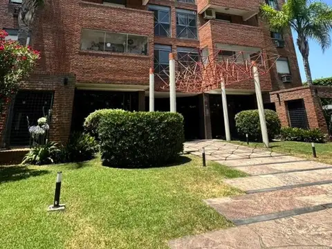 Departamento de 3 dormitorios, balcón, y cochera.