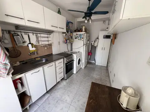 Oficina de 3 Amb. al Frente (1er Piso) - Apto Profesional - Exc. Ubicación