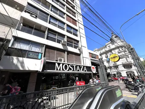 Oficina de 3 Amb. al Frente (1er Piso) - Apto Profesional - Exc. Ubicación