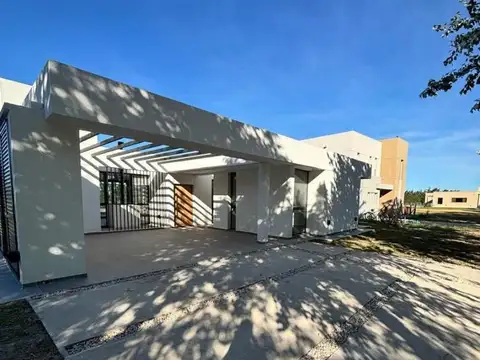 CASA EN HARAS DEL SUR III, 4 AMBIENTES CON PISCINA