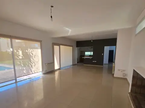 Venta Casa tres dorm. con piscina B° La Zagala