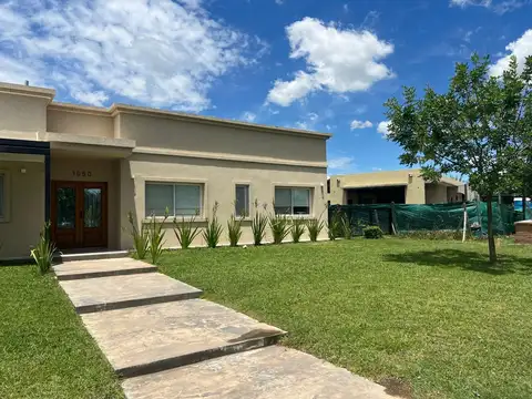 Casa en Alquiler Temporario en Haras Santa Maria- 3 Dormitorios-2 Baños- Galeria- Piscina-Seguridad.