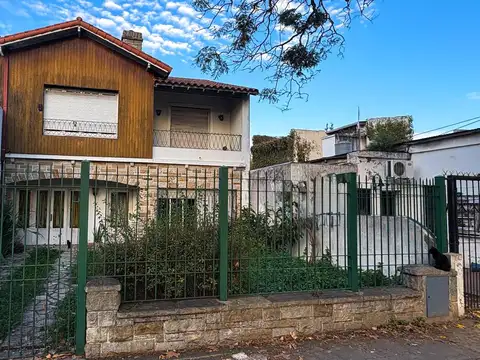 Enorme casa 4 amb con jardin y cochera