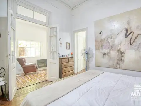 Casa PH venta en block, 7 ambientes totales, cochera, jardin, 2 cuadras de Av. Maipú al río.