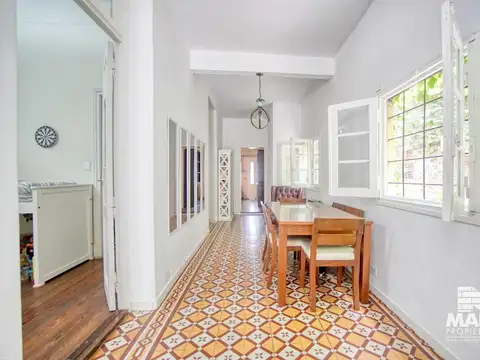 Casa 9 ambientes con 3 baños