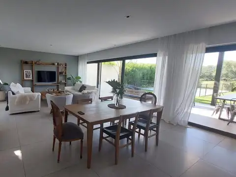 Casa 5 ambientes con 3 baños