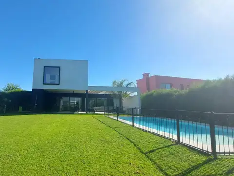 Casa en venta en el Canton 5 ambientes Escobar