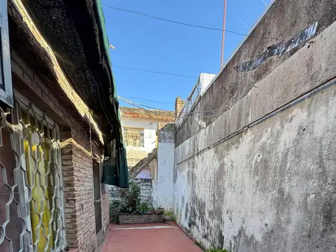 Casa de pasillo de dos dormitorios con patio