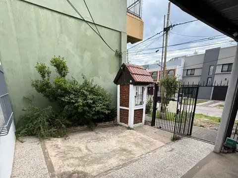 Casa dos ambientes con cochera en alquiler