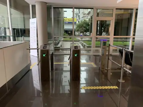 Oficina 12 ambientes con 4 baños