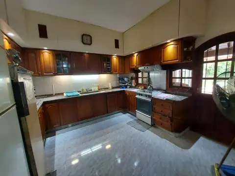 Casa 5 ambientes con 2 baños