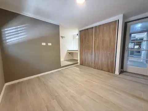 Casa al frente de 2 dormitorios con cochera